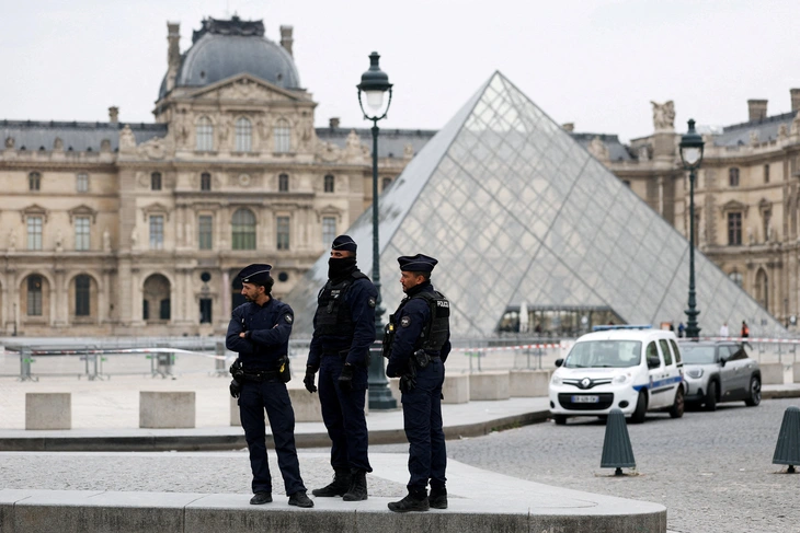 Hai nghi phạm bị bắt trong vụ trộm táo tợn tại Bảo tàng Louvre - Ảnh 1.