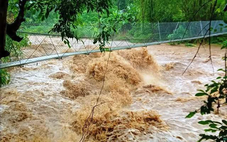 Chạy xe đi bán cá lúc mưa to gió lớn, người phụ nữ bị gió cuốn xuống vực tử vong - Ảnh 5.