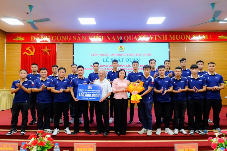 Hai đội đại diện gần 600.000 người lao động ở 'thủ phủ' công nghiệp xuất quân vào TP.HCM - Ảnh 1. Hai đội bóng Công đoàn Bắc Ninh xuất quân dự vòng chung kết toàn quốc - Ảnh 1.