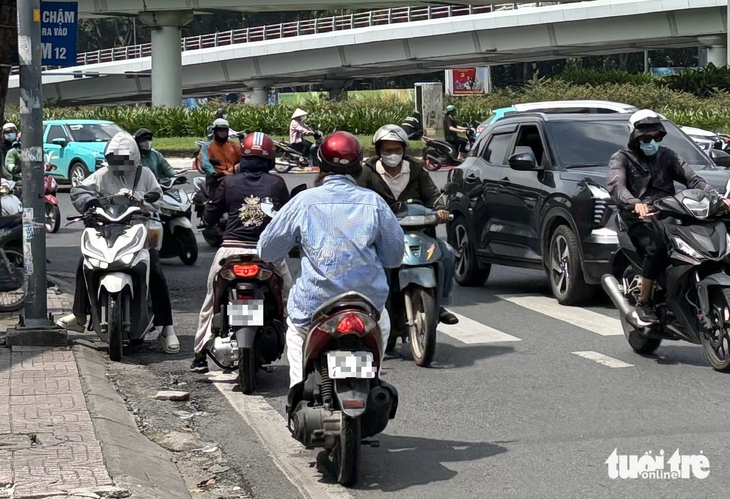 ngược chiều - Ảnh 3.