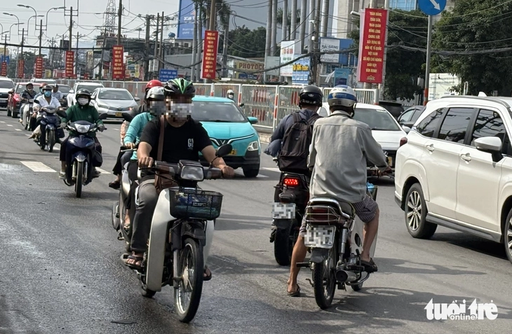 Ngại vòng xa, nhiều người vẫn chọn chạy ngược chiều ở TP.HCM - Ảnh 5.