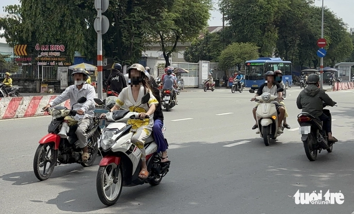 Ngại vòng xa, nhiều người vẫn chọn chạy ngược chiều ở TP.HCM - Ảnh 9.