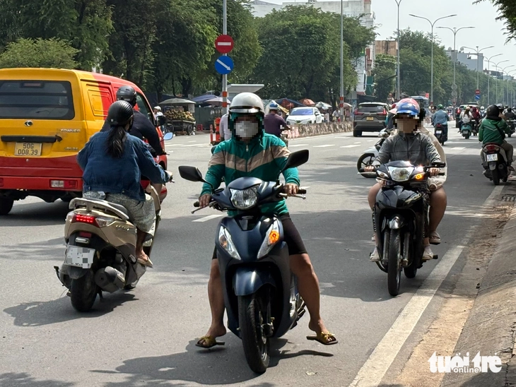 ngược chiều - Ảnh 1.