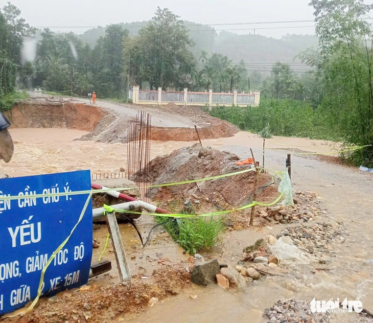 Vùng núi Đà Nẵng mưa rất lớn, sạt lở, lũ, thủy điện Đak Mi 4 tăng lưu lượng xả dự kiến đến 4.500m³/s - Ảnh 1.