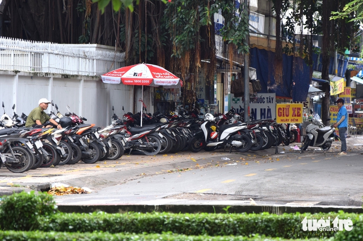 Hiện trạng lấn chiếm vỉa hè trên các con đường bị Sở Xây dựng TP.HCM 'điểm tên' - Ảnh 2.