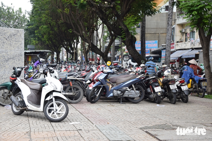 Hiện trạng lấn chiếm vỉa hè trên các con đường bị Sở Xây dựng TP.HCM 'điểm tên' - Ảnh 7.