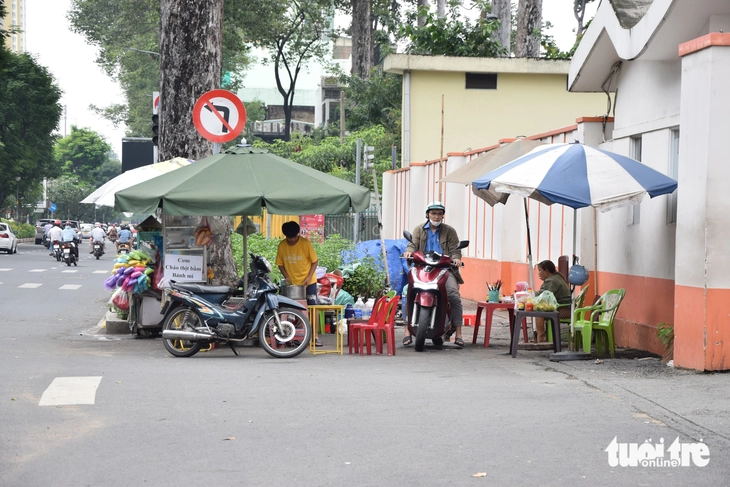 Hiện trạng lấn chiếm vỉa hè trên các con đường bị Sở Xây dựng TP.HCM 'điểm tên' - Ảnh 8.