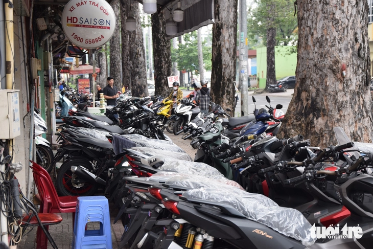 Hiện trạng lấn chiếm vỉa hè trên các con đường bị Sở Xây dựng TP.HCM 'điểm tên' - Ảnh 10.
