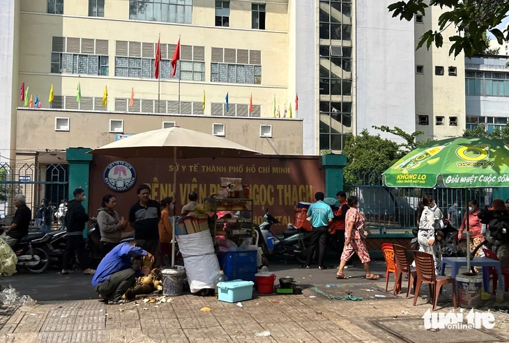 Vừa khuất bóng lực lượng chức năng, vỉa hè bệnh viện lại bị 'nuốt chửng' - Ảnh 1. vỉa hè - Ảnh 1.