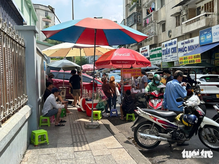Vừa khuất bóng lực lượng chức năng, vỉa hè bệnh viện lại bị 'nuốt chửng' - Ảnh 3. vỉa hè - Ảnh 3.
