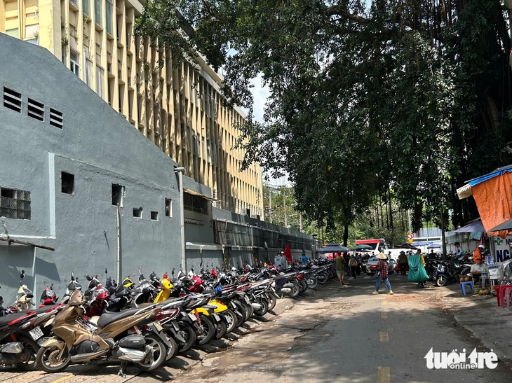 Vừa khuất bóng lực lượng chức năng, vỉa hè bệnh viện lại bị 'nuốt chửng' - Ảnh 2. vỉa hè - Ảnh 2.