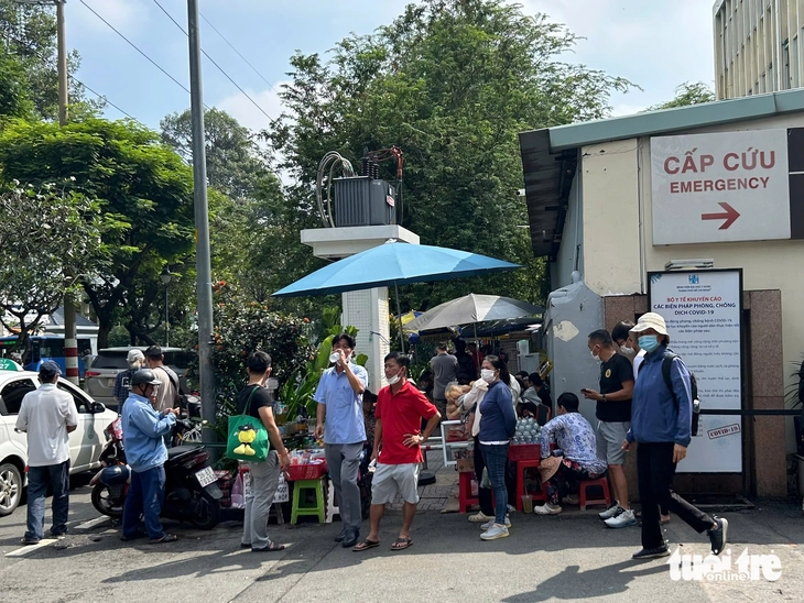 Vừa khuất bóng lực lượng chức năng, vỉa hè bệnh viện lại bị 'nuốt chửng' - Ảnh 5. vỉa hè - Ảnh 5.