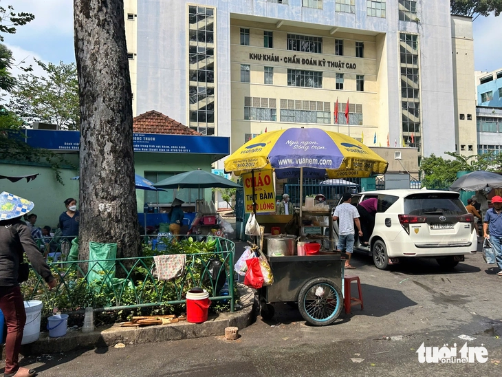 Vừa khuất bóng lực lượng chức năng, vỉa hè bệnh viện lại bị 'nuốt chửng' - Ảnh 6. vỉa hè - Ảnh 6.