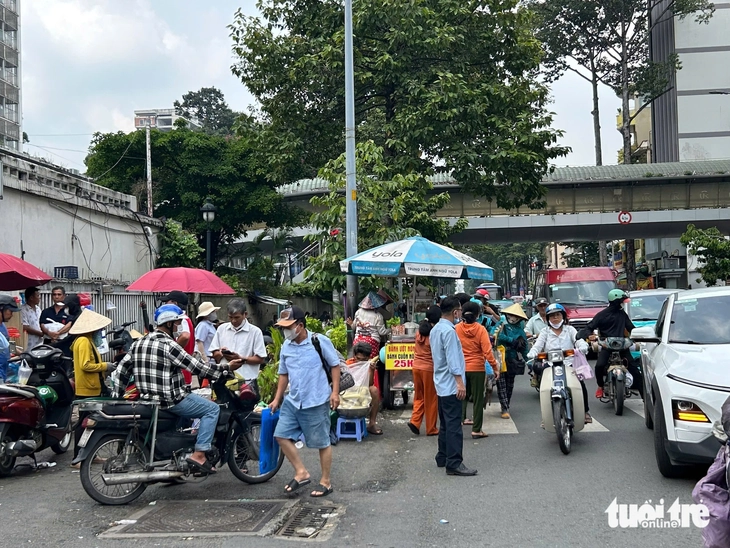 Vừa khuất bóng lực lượng chức năng, vỉa hè bệnh viện lại bị 'nuốt chửng' - Ảnh 7. vỉa hè - Ảnh 7.