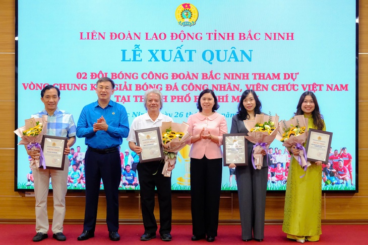 Hai đội đại diện gần 600.000 người lao động ở 'thủ phủ' công nghiệp xuất quân vào TP.HCM - Ảnh 4. Hai đội bóng Công đoàn Bắc Ninh xuất quân dự vòng chung kết toàn quốc - Ảnh 5.