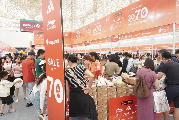 Du khách nườm nượp mua sắm ở Hội chợ Mùa thu, nhiều gian hàng giảm giá tới 70% - Ảnh 1.