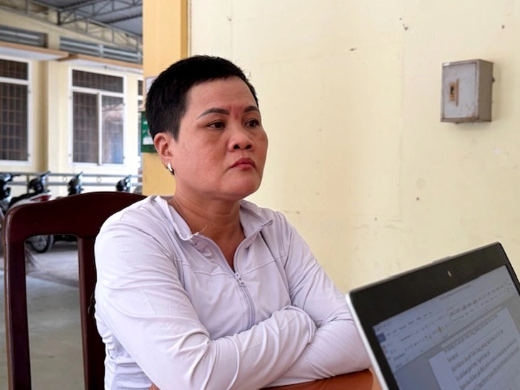 Bắt người phụ nữ giật điện thoại của cụ ông ngồi xe lăn bán vé số ở Tây Ninh - Ảnh 1.