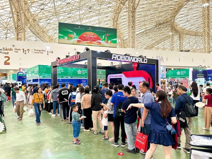 Du khách nườm nượp mua sắm ở Hội chợ Mùa thu, nhiều gian hàng giảm giá tới 70% - Ảnh 6.
