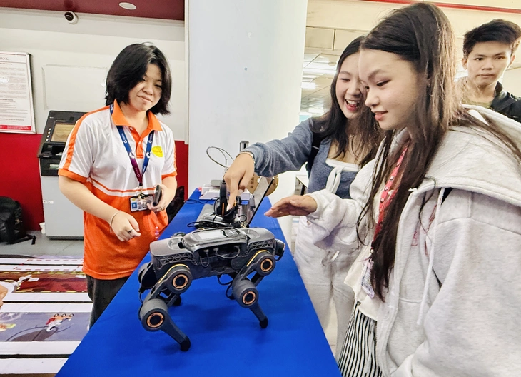 Tân sinh viên hào hứng với robot biết tương tác với người - Ảnh 1.