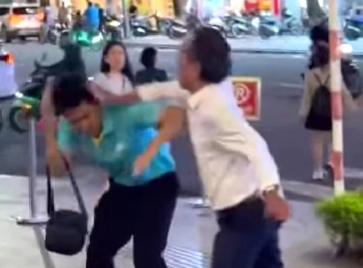 Công an vào cuộc vụ người đàn ông mặc sơ mi trắng đánh tới tấp tài xế taxi sau va chạm giao thông - Ảnh 1. Nha Trang - Ảnh 1.