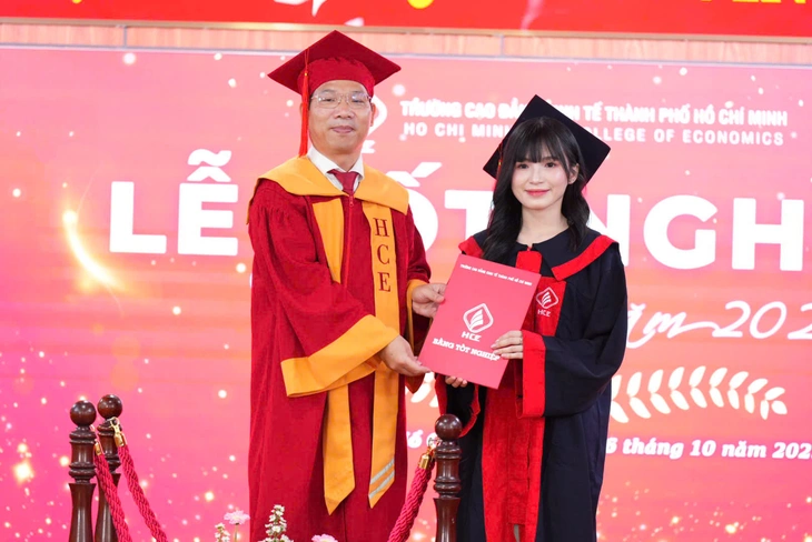 Từ bỏ đại học sang cao đẳng, sinh viên TP.HCM thành thủ khoa toàn khóa- Ảnh 2. Từ bỏ đại học sang cao đẳng, sinh viên TP.HCM thành thủ khoa toàn khóa - Ảnh 2.
