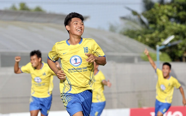 Vòng xoáy bóng đá Đồng Tháp - Ảnh 2.