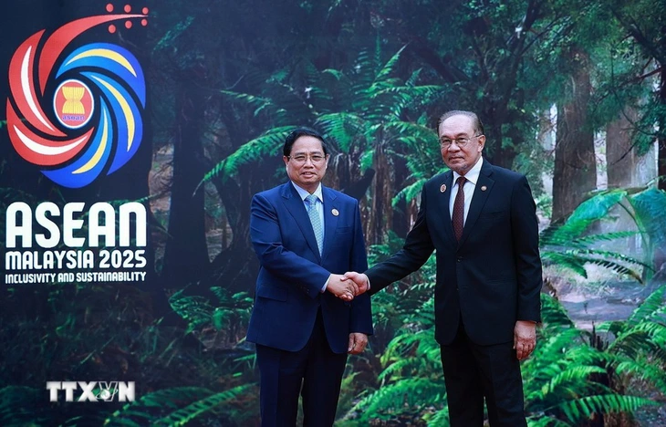 Thủ tướng Malaysia đón Thủ tướng Phạm Minh Chính và các Trưởng đoàn dự Hội nghị cấp cao ASEAN 47 - Ảnh 3.
