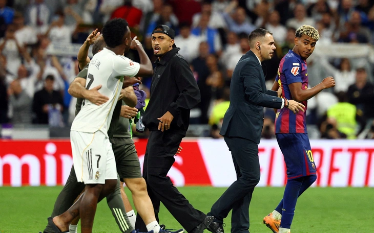 Xem cảnh đánh nhau như phim xã hội đen ở trận tứ kết, khiến 11 cầu thủ bị thẻ đỏ  - Ảnh 2.