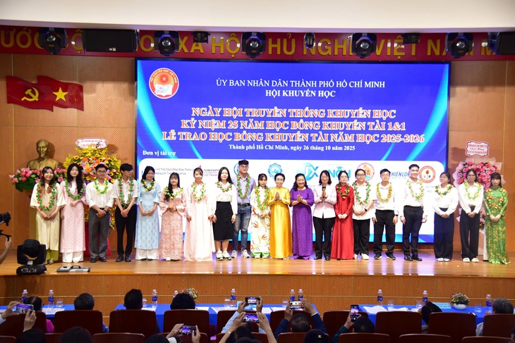 Trao 345 học bổng khuyến tài cho sinh viên TP.HCM - Ảnh 4.