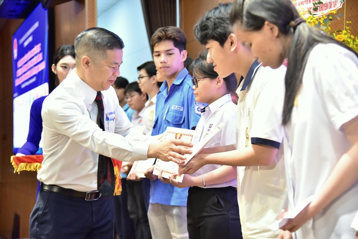 Trao 345 học bổng khuyến tài cho sinh viên TP.HCM - Ảnh 1.