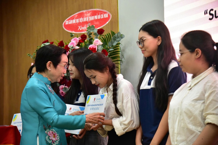 Ra mắt dự án Vì nữ sinh viên vượt khó học giỏi TP.HCM- Ảnh 1. Ra mắt dự án Vì nữ sinh viên vượt khó học giỏi TP.HCM - Ảnh 1.