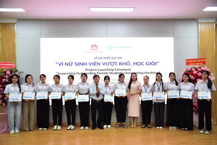 Ra mắt dự án Vì nữ sinh viên vượt khó học giỏi TP.HCM- Ảnh 3. Ra mắt dự án Vì nữ sinh viên vượt khó học giỏi TP.HCM - Ảnh 3.