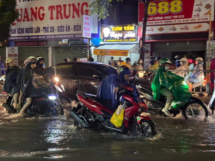 Khắp TP.HCM mưa to, Gò Vấp cũ ngập lênh láng, dân khiêng xe khỏi chỗ ngập - Ảnh 5.
