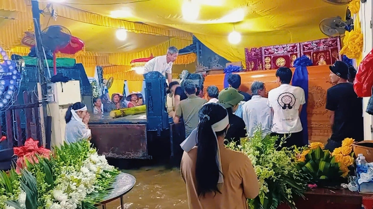 Huế lũ đặc biệt lớn, ‘người đã khuất’ cũng phải chạy lũ - Ảnh 1.