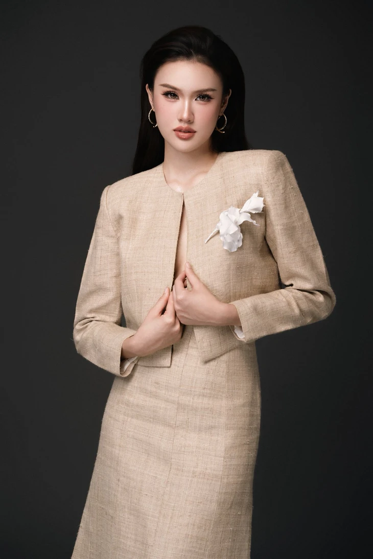Trịnh Mỹ Anh mang trang phục dân tộc lấy cảm hứng hình tượng phụ nữ Việt đến Miss Earth 2025 - Ảnh 3. Miss Earth - Ảnh 3.