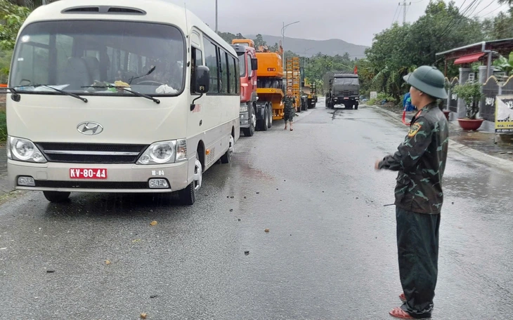 Vỡ đê tại Đà Nẵng, lữ đoàn Tăng thiết giáp 574 được huy động khẩn cấp giúp dân sơ tán - Ảnh 6.