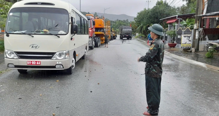 Xe đặc chủng Quân khu 5 lên vùng cao Trà My trực chiến nơi sạt lở nguy hiểm nhất - Ảnh 1.