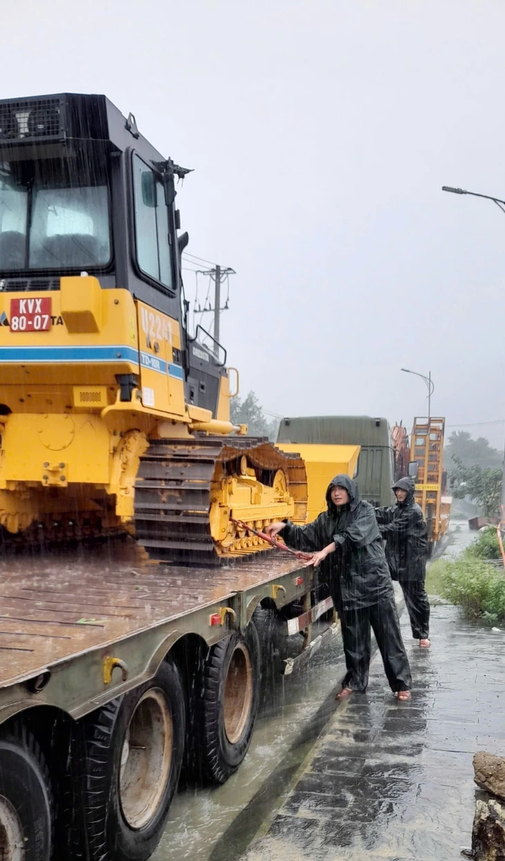 Xe đặc chủng Quân khu 5 lên vùng cao Trà My trực chiến nơi sạt lở nguy hiểm nhất - Ảnh 2.