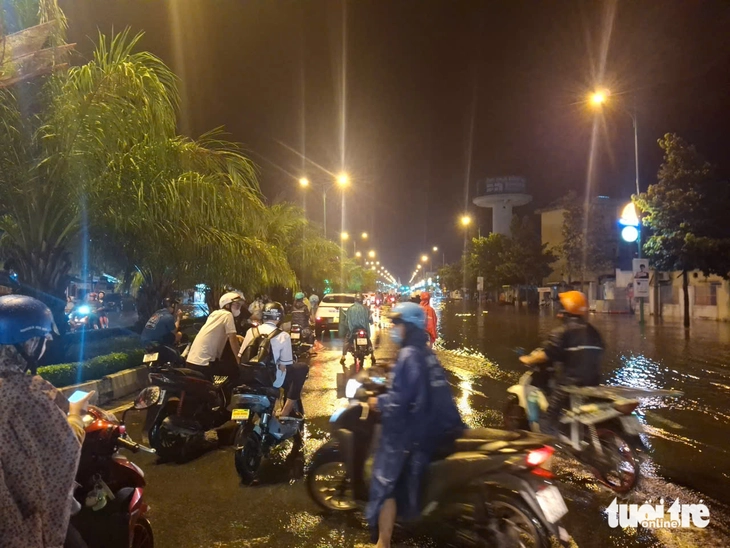 Nhiều tuyến đường trung tâm Phan Thiết ngập nặng sau mưa - Ảnh 5.