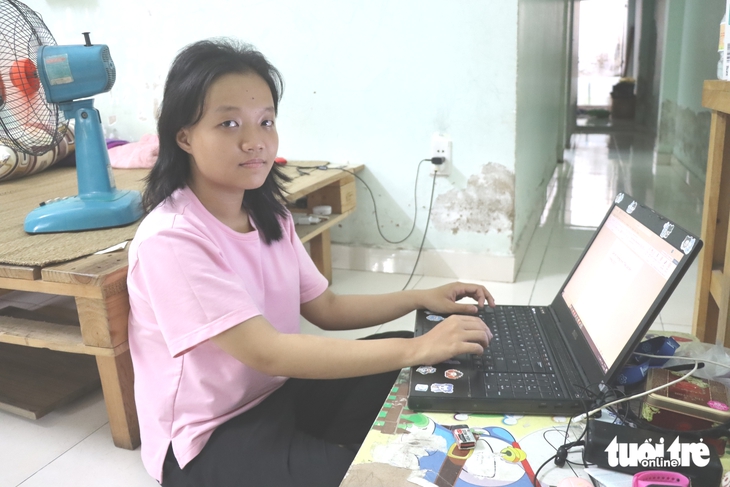 Cơm ăn không đủ bữa, chờ khuya mua giảm giá, nữ sinh dịch truyện kiếm tiền, đậu ĐH Khoa học tự nhiên - Ảnh 1. Tiếp sức đến trường - Ảnh 1.