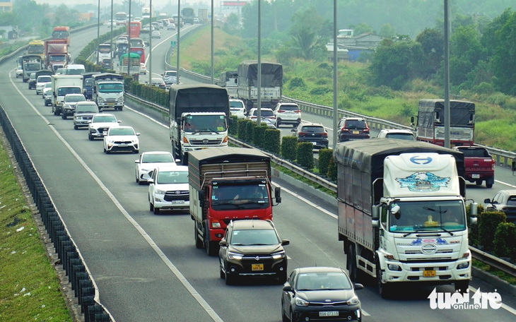 Cấm xe tải trên 7,5 tấn, xe khách trên 29 chỗ chạy làn 1 đường cao tốc Phan Thiết - Dầu Giây - Ảnh 2.