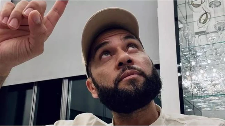 Cuộc sống đầy bất ngờ của Dani Alves sau khi ra tù - Ảnh 1.