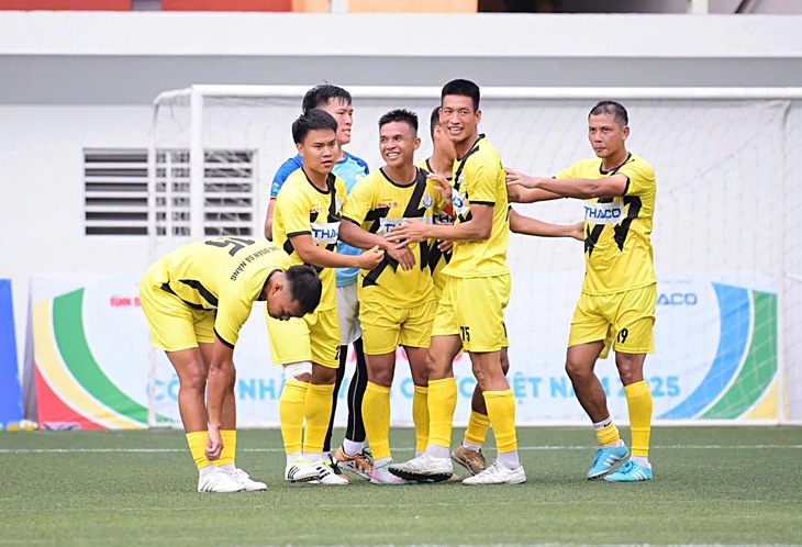 bóng đá công nhân - Ảnh 1.