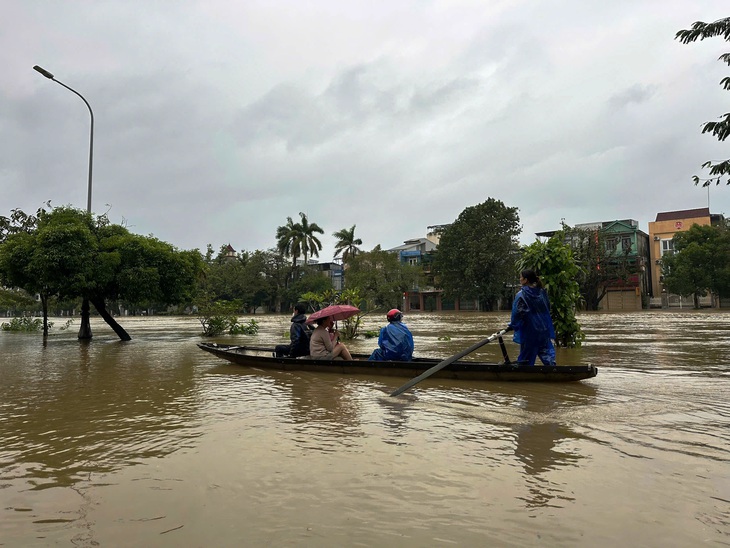 Thủ tướng chỉ đạo ứng phó khẩn cấp mưa lũ ở Trung Bộ - Ảnh 3.