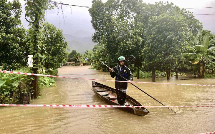 Cập nhật lũ sáng 28-10: Lũ sông Thu Bồn, Vu Gia xuống chậm, nhiều nơi vẫn còn ngập rất sâu - Ảnh 2.
