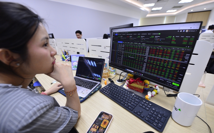 Chứng khoán gây bất ngờ cuối phiên, khối ngoại trở lại gom ròng nghìn tỉ - Ảnh 2.