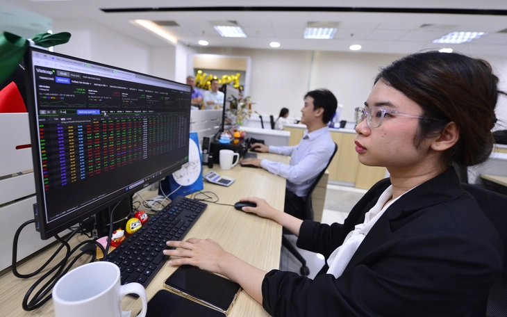 Chứng khoán giảm mạnh 30 phút cuối, loạt cổ phiếu nhóm Vingroup, GEX 'nằm sàn' - Ảnh 3.