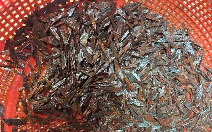 Cảnh sát giao thông TP.HCM cảnh báo 'đinh hình thoi' tiếp tục xuất hiện trên đường Đỗ Mười - Ảnh 2.