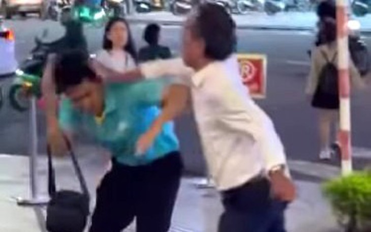 Bắt người đàn ông hùng hổ lao vào đánh tài xế ô tô sau va chạm giao thông - Ảnh 3.