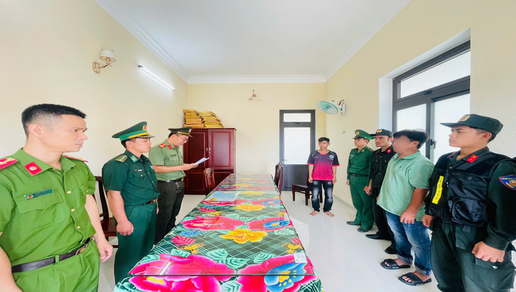 Bắt tạm giam 2 thuyền trưởng đưa người vượt biển trái phép, 4 ngư dân mất tích - Ảnh 2.
